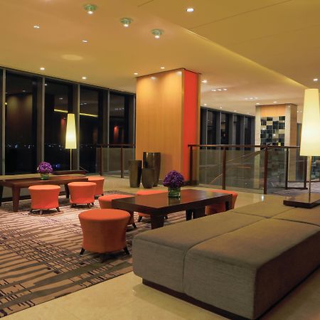 Holiday Inn & Suites Makati By Ihg Makati City Ngoại thất bức ảnh Lobby