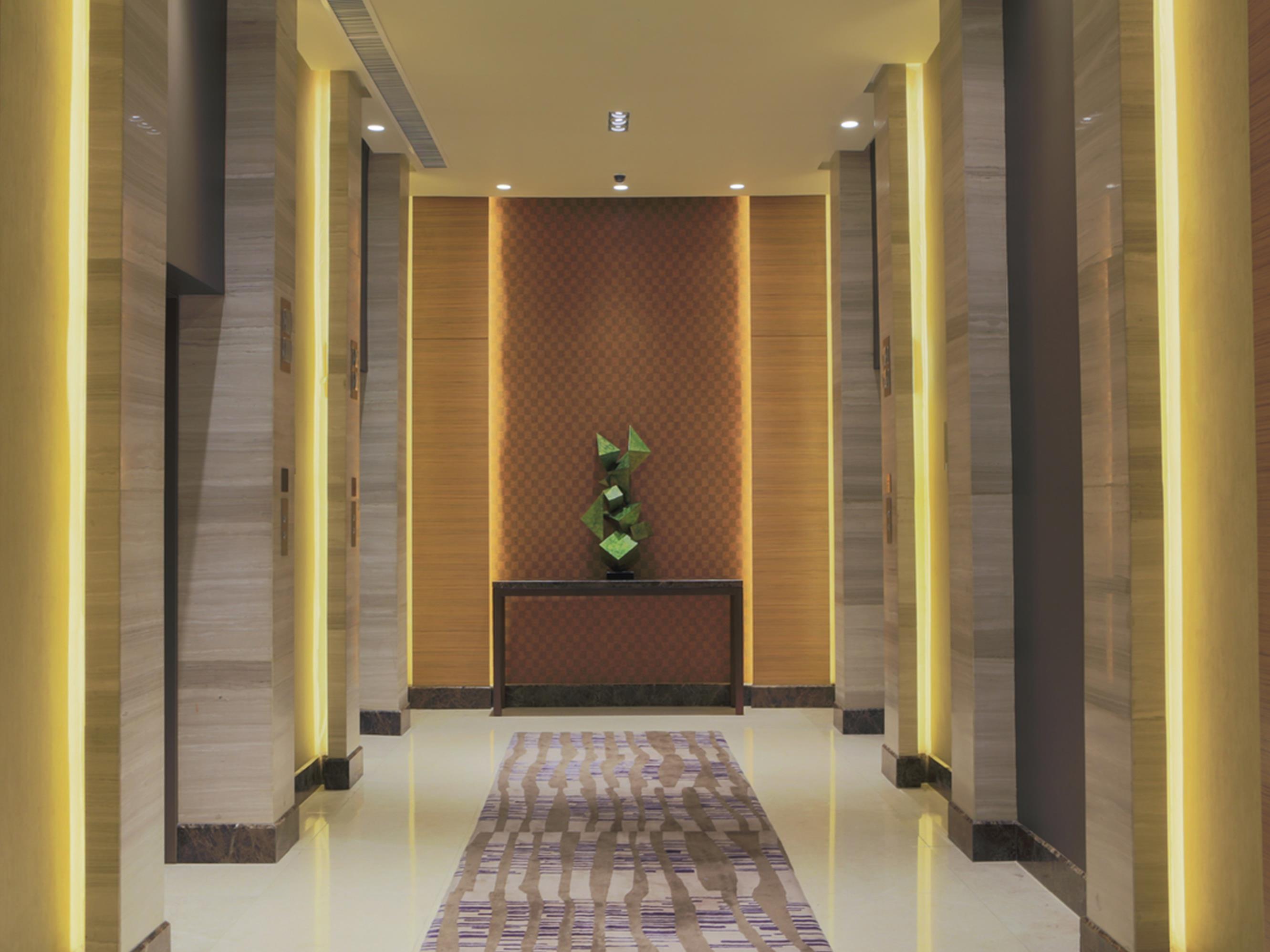 Holiday Inn & Suites Makati By Ihg Makati City Ngoại thất bức ảnh The interior of the hotel