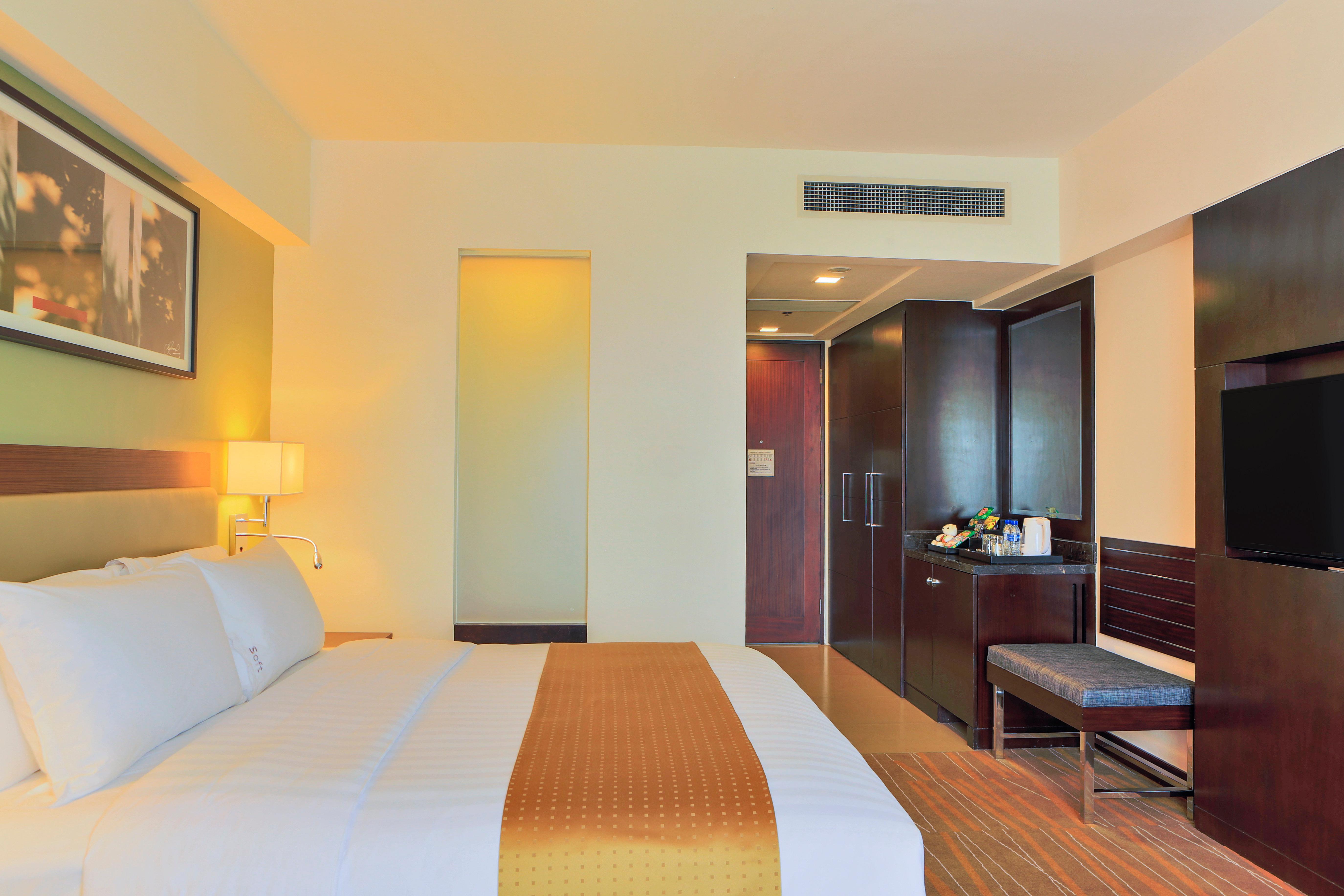 Holiday Inn & Suites Makati By Ihg Makati City Ngoại thất bức ảnh A room at the hotel