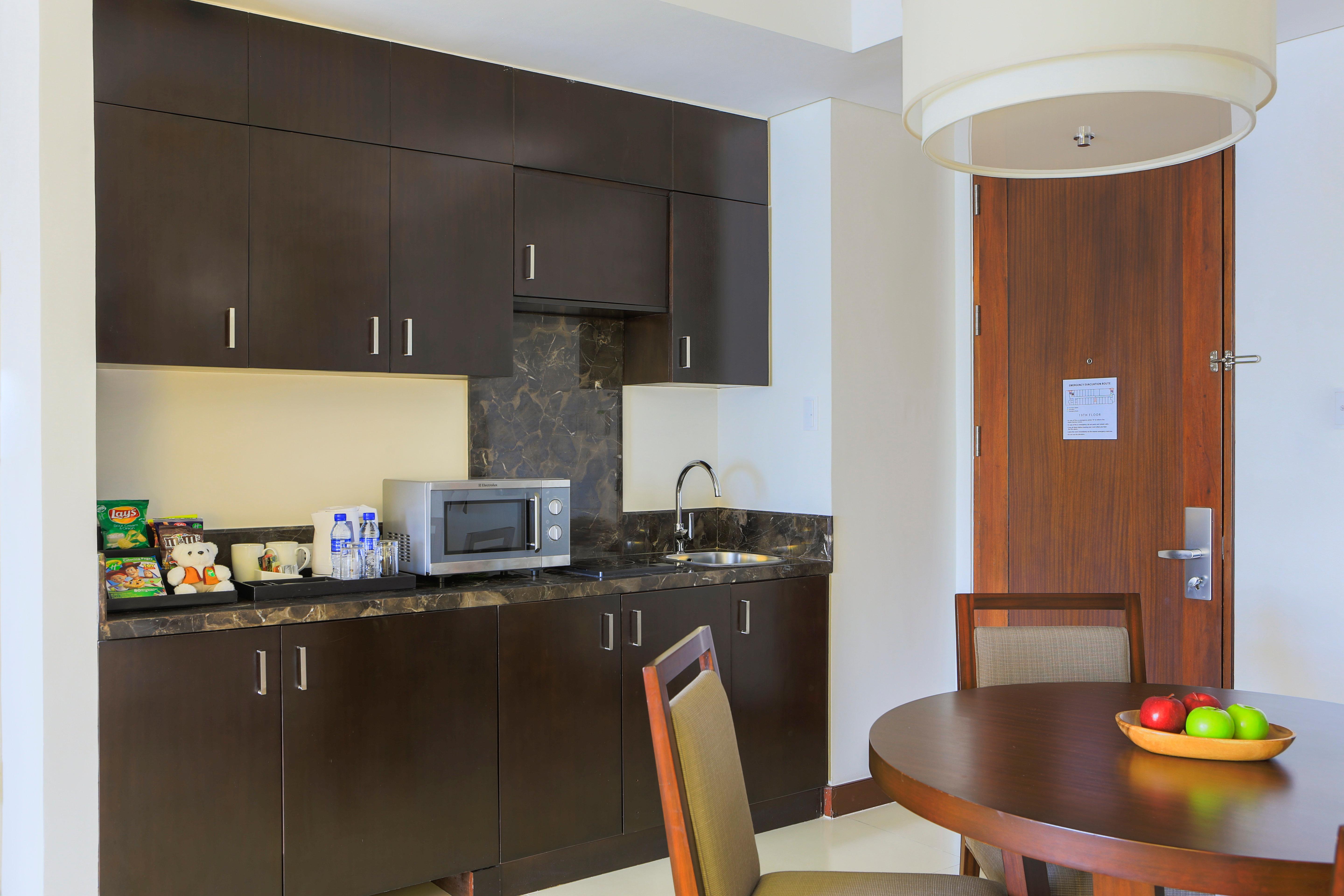 Holiday Inn & Suites Makati By Ihg Makati City Ngoại thất bức ảnh Kitchenette