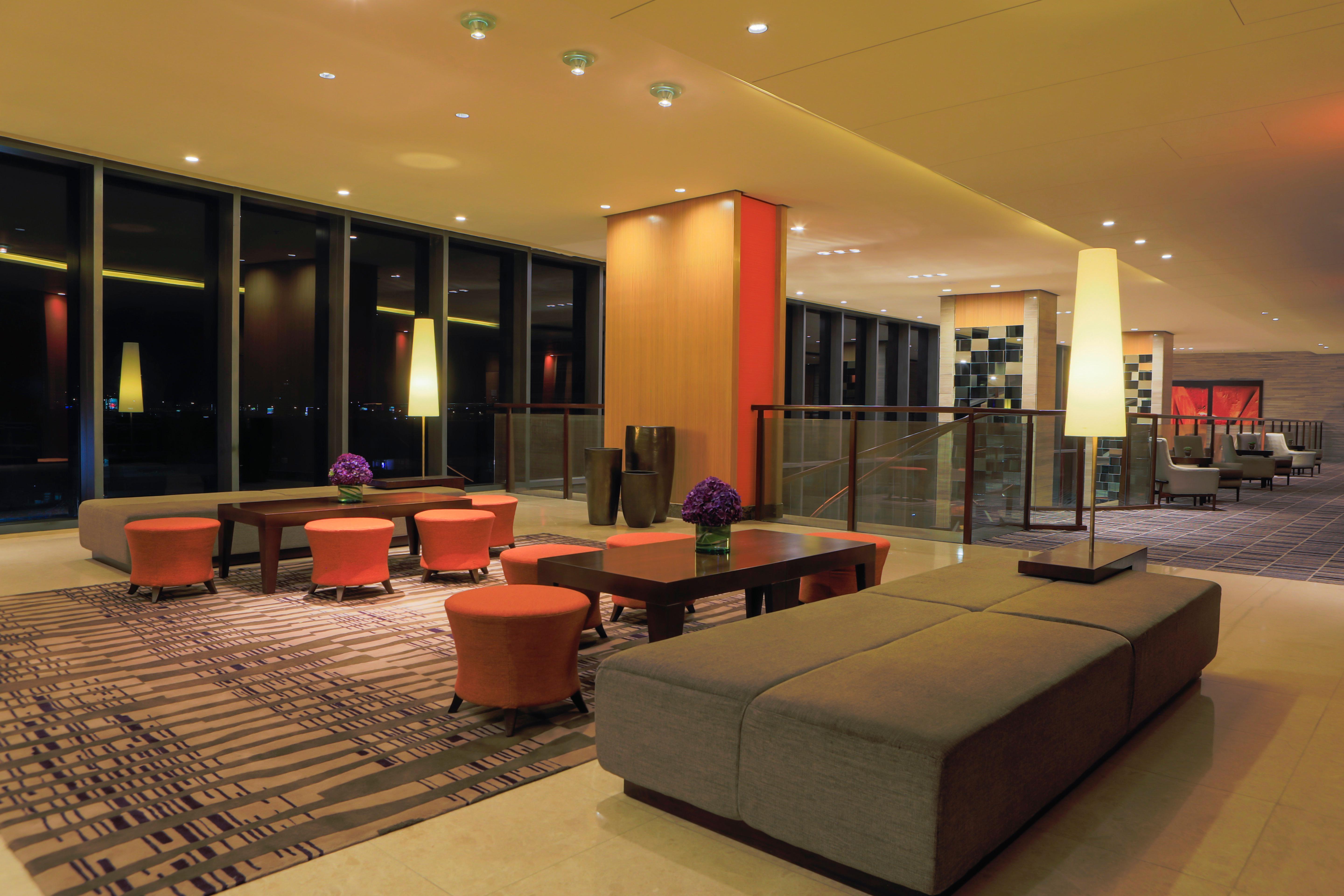 Holiday Inn & Suites Makati By Ihg Makati City Ngoại thất bức ảnh Lobby
