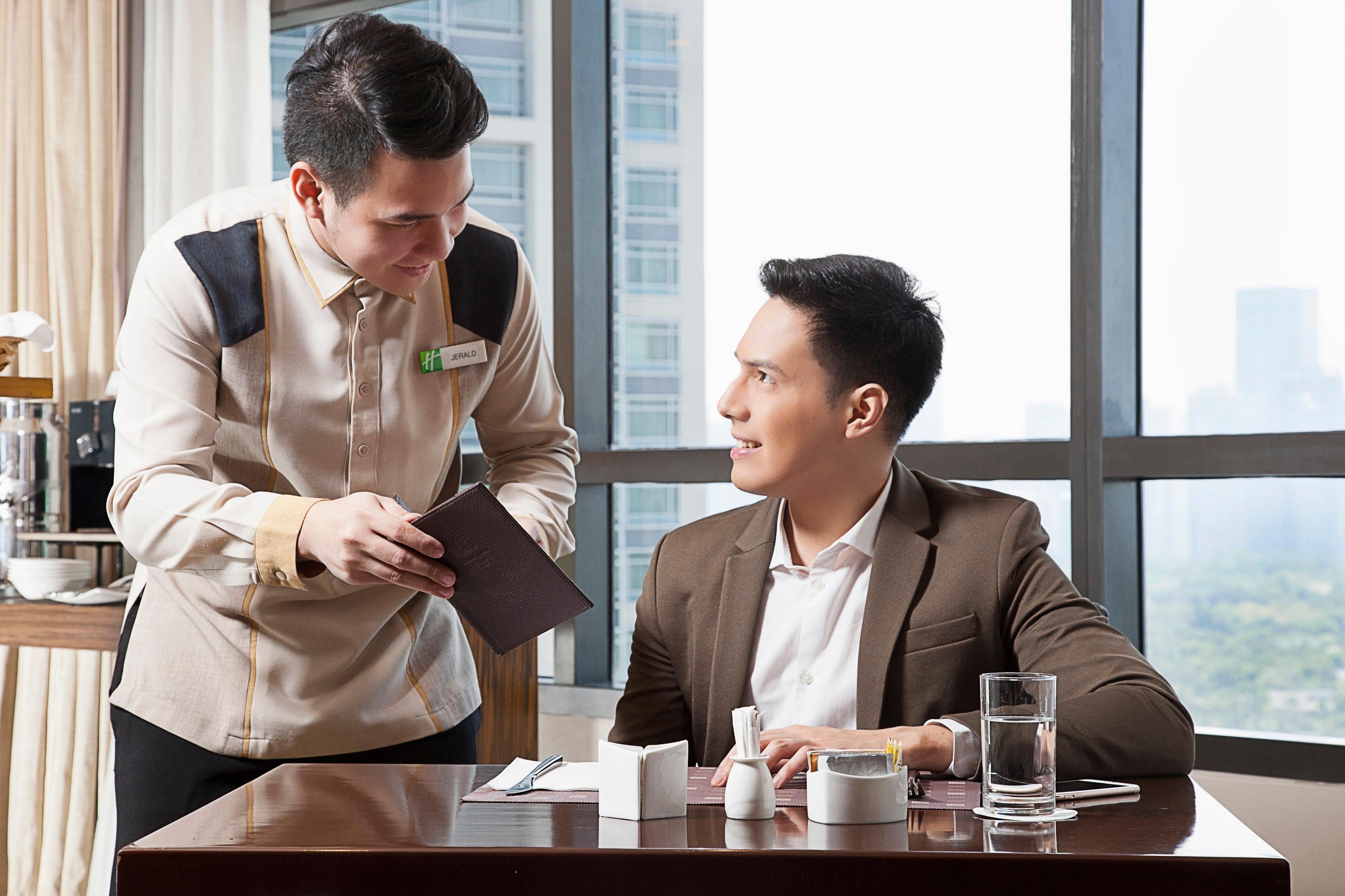 Holiday Inn & Suites Makati By Ihg Makati City Ngoại thất bức ảnh A butler serving a guest
