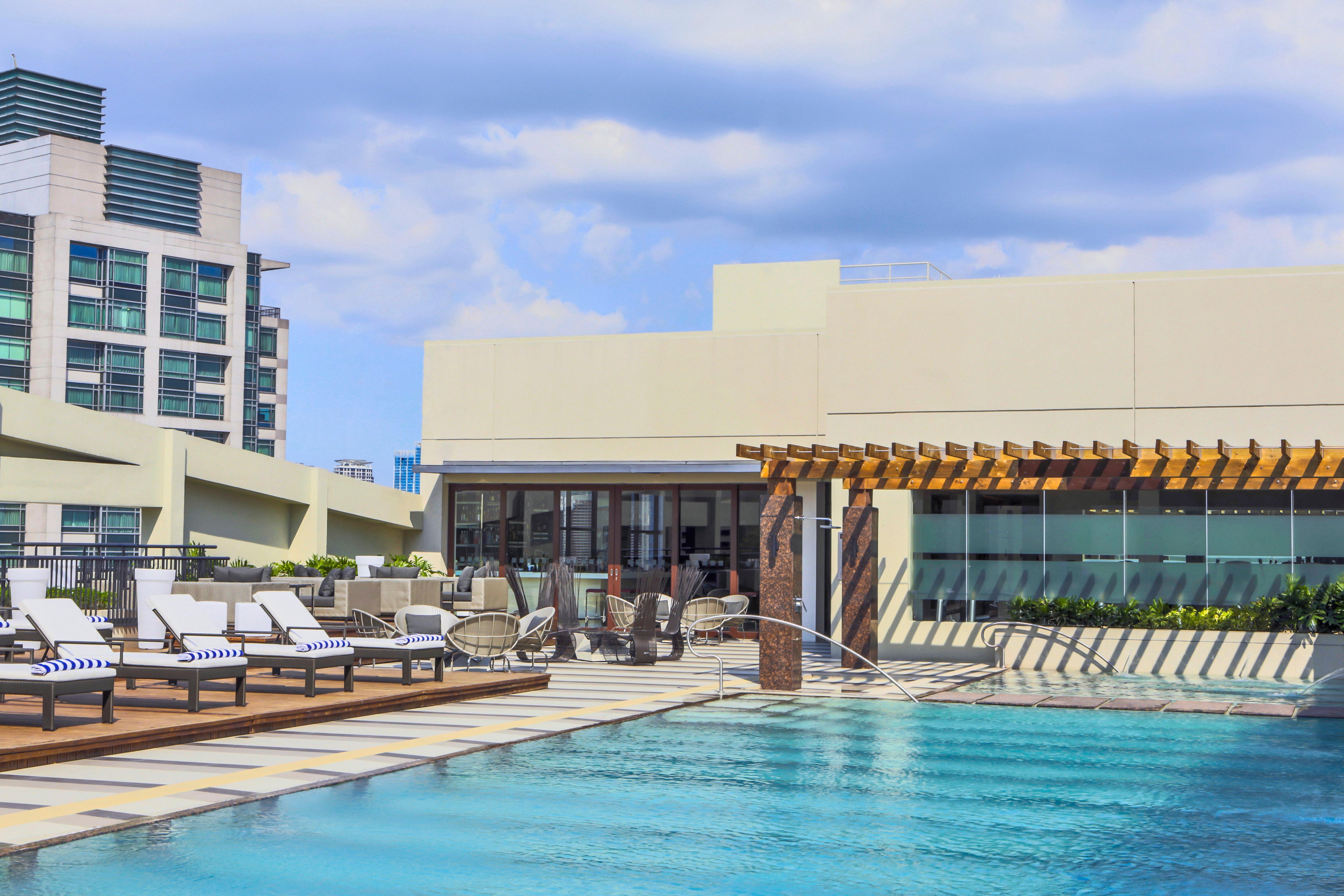 Holiday Inn & Suites Makati By Ihg Makati City Ngoại thất bức ảnh Rooftop pool
