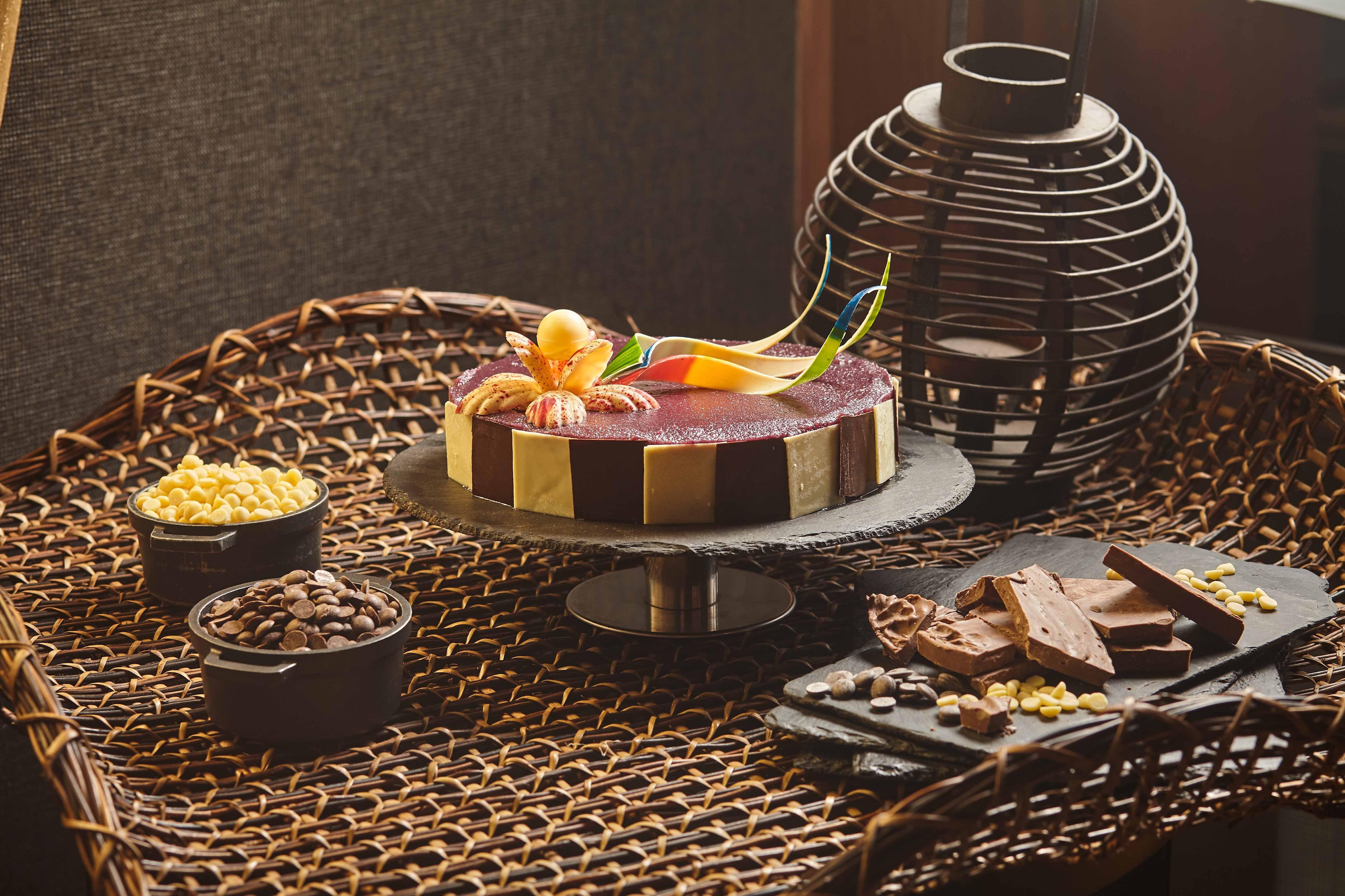Holiday Inn & Suites Makati By Ihg Makati City Ngoại thất bức ảnh A chocolate cake