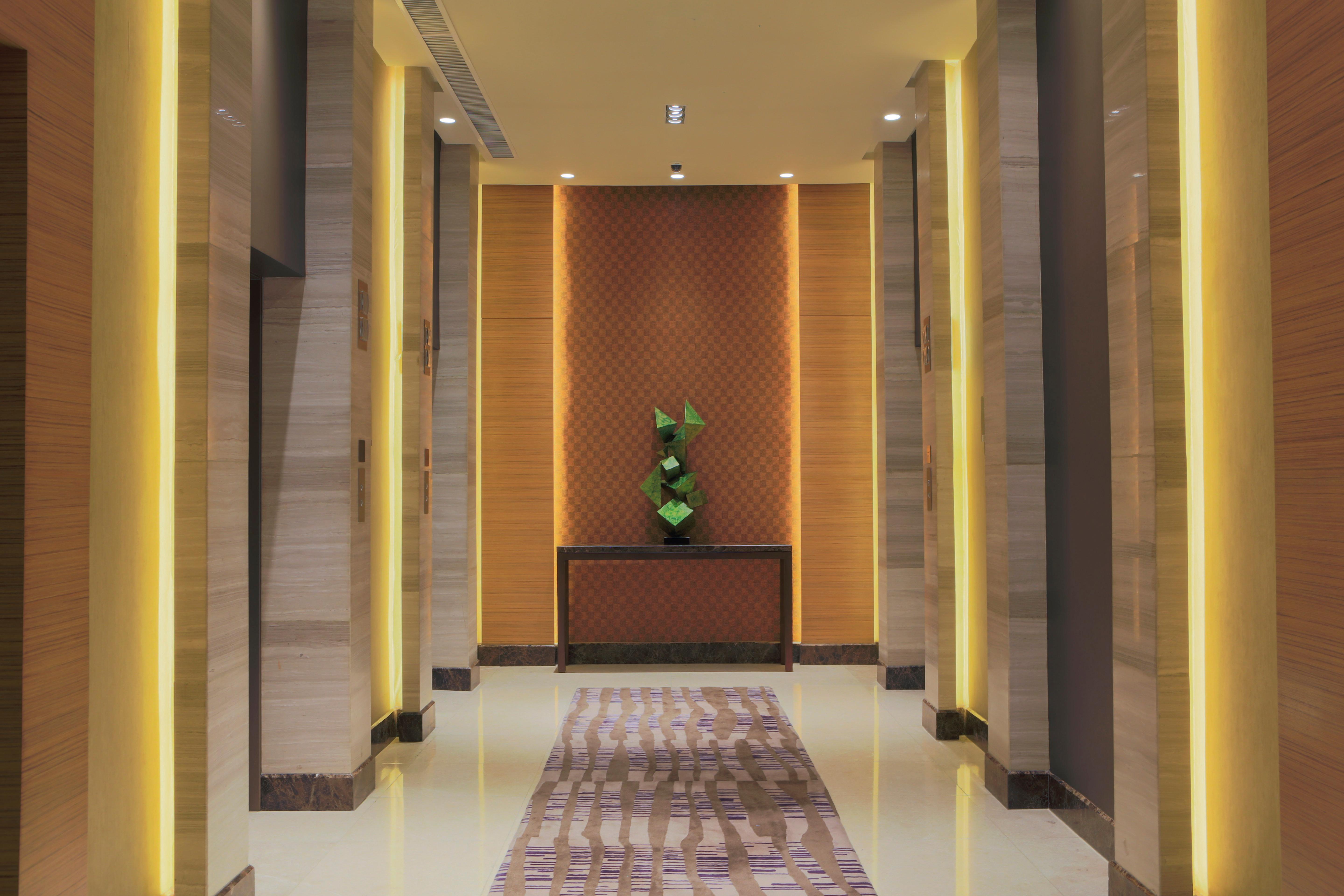 Holiday Inn & Suites Makati By Ihg Makati City Ngoại thất bức ảnh The interior of the hotel