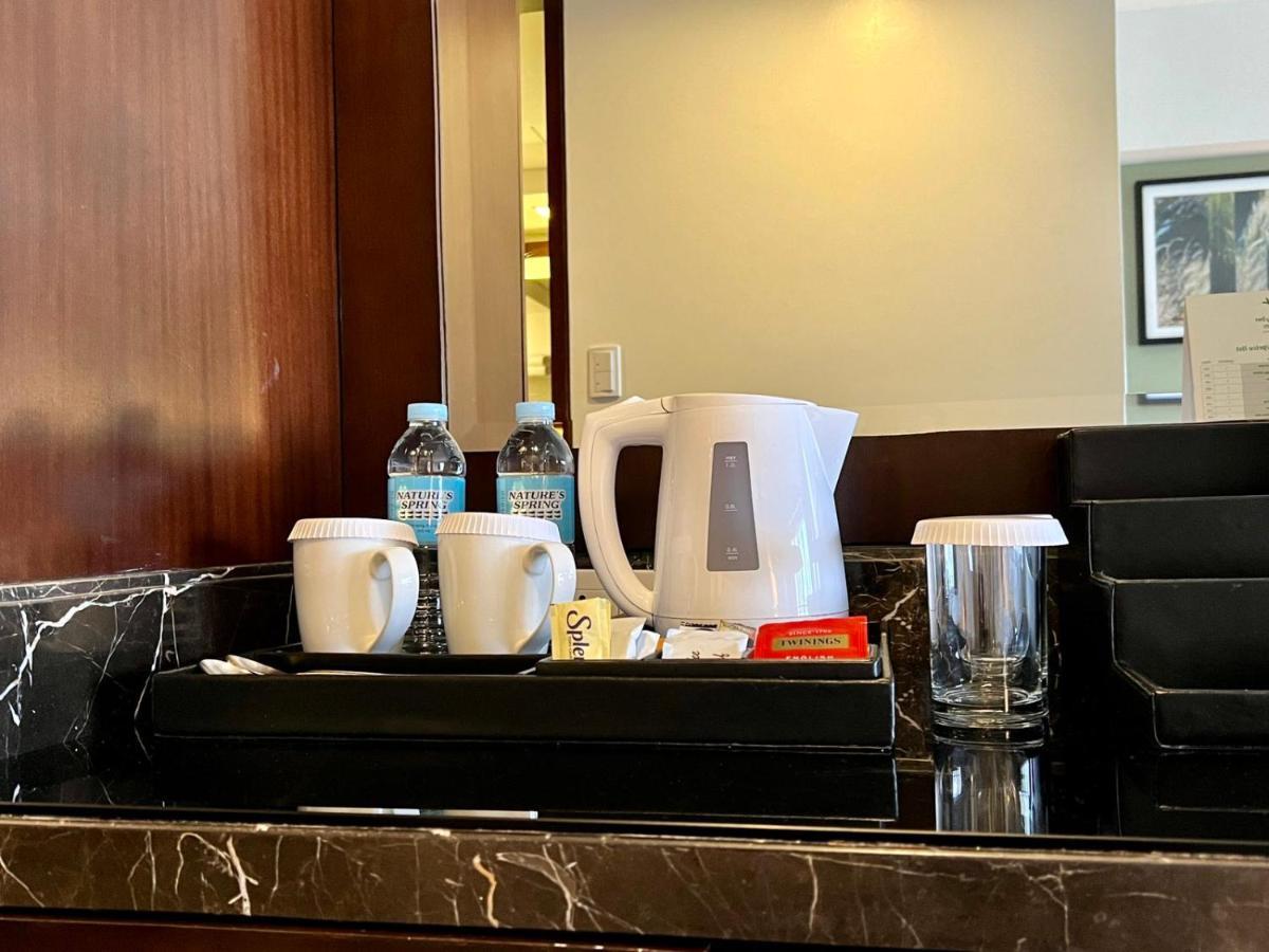 Holiday Inn & Suites Makati By Ihg Makati City Ngoại thất bức ảnh A kettle and a water jug in a hotel room