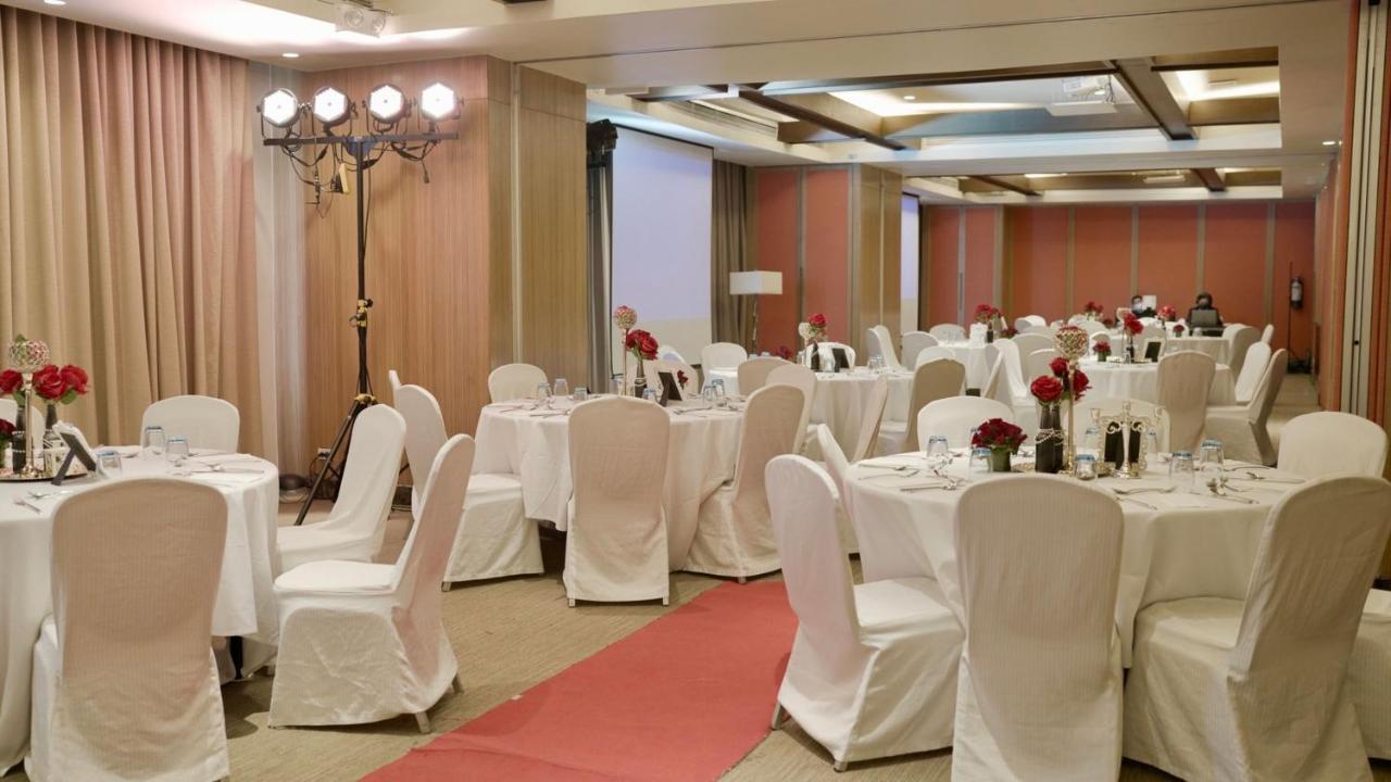 Holiday Inn & Suites Makati By Ihg Makati City Ngoại thất bức ảnh A wedding reception