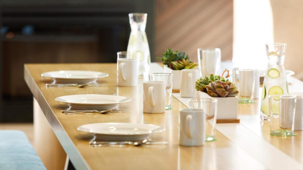 Holiday Inn & Suites Makati By Ihg Makati City Ngoại thất bức ảnh Tableware