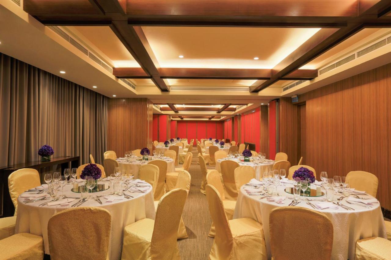 Holiday Inn & Suites Makati By Ihg Makati City Ngoại thất bức ảnh The ballroom