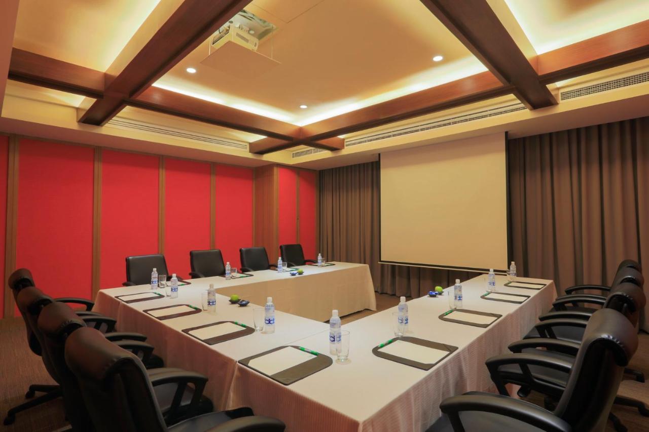 Holiday Inn & Suites Makati By Ihg Makati City Ngoại thất bức ảnh Meeting room at the hotel