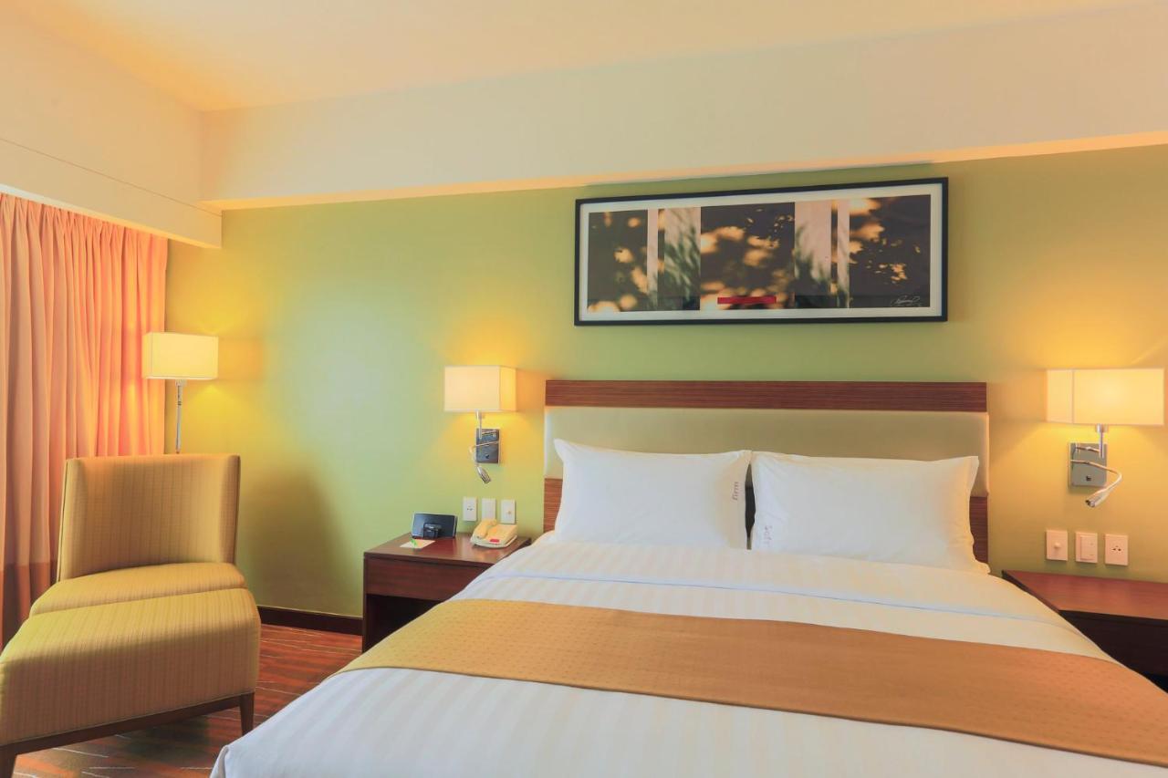 Holiday Inn & Suites Makati By Ihg Makati City Ngoại thất bức ảnh A room at the hotel