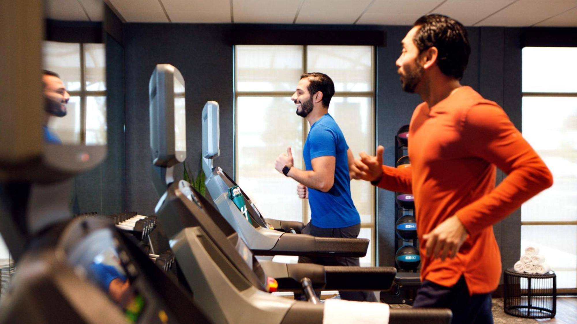 Holiday Inn & Suites Makati By Ihg Makati City Ngoại thất bức ảnh Two men running on treadmills