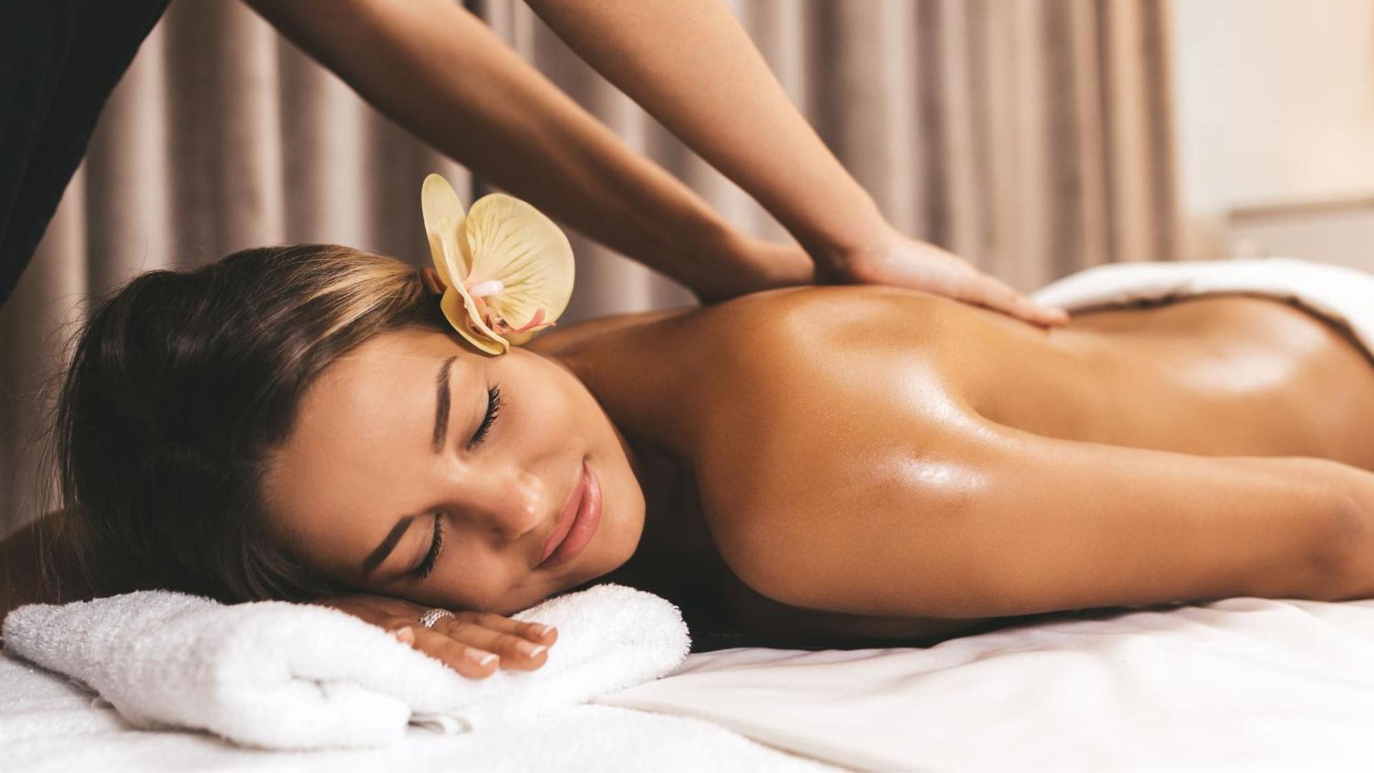 Holiday Inn & Suites Makati By Ihg Makati City Ngoại thất bức ảnh A woman receiving a massage