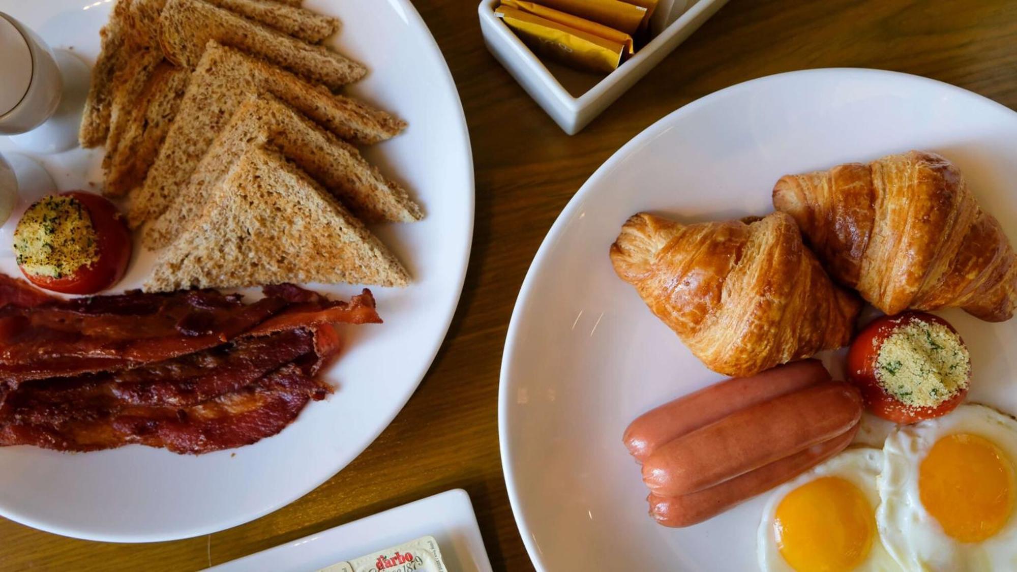 Holiday Inn & Suites Makati By Ihg Makati City Ngoại thất bức ảnh Croissants and sausages