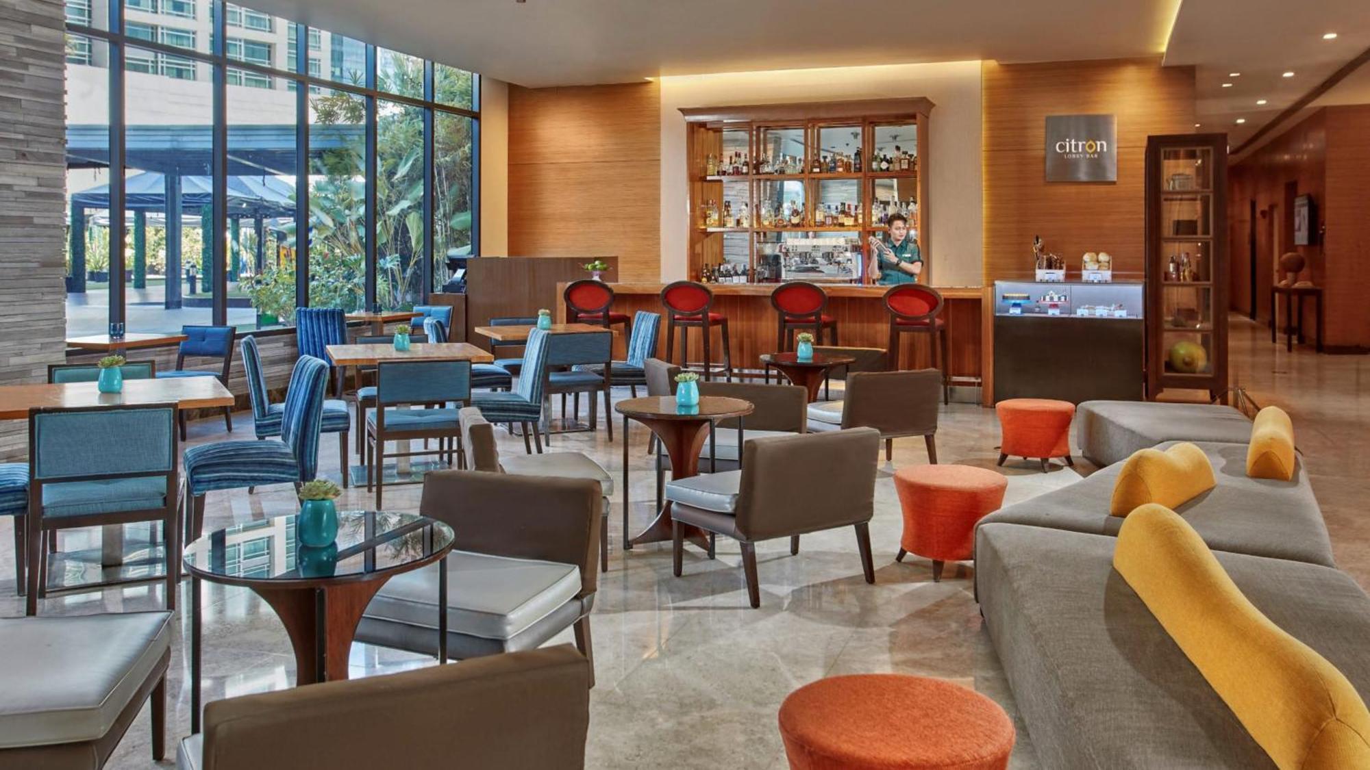 Holiday Inn & Suites Makati By Ihg Makati City Ngoại thất bức ảnh The lounge at the hotel