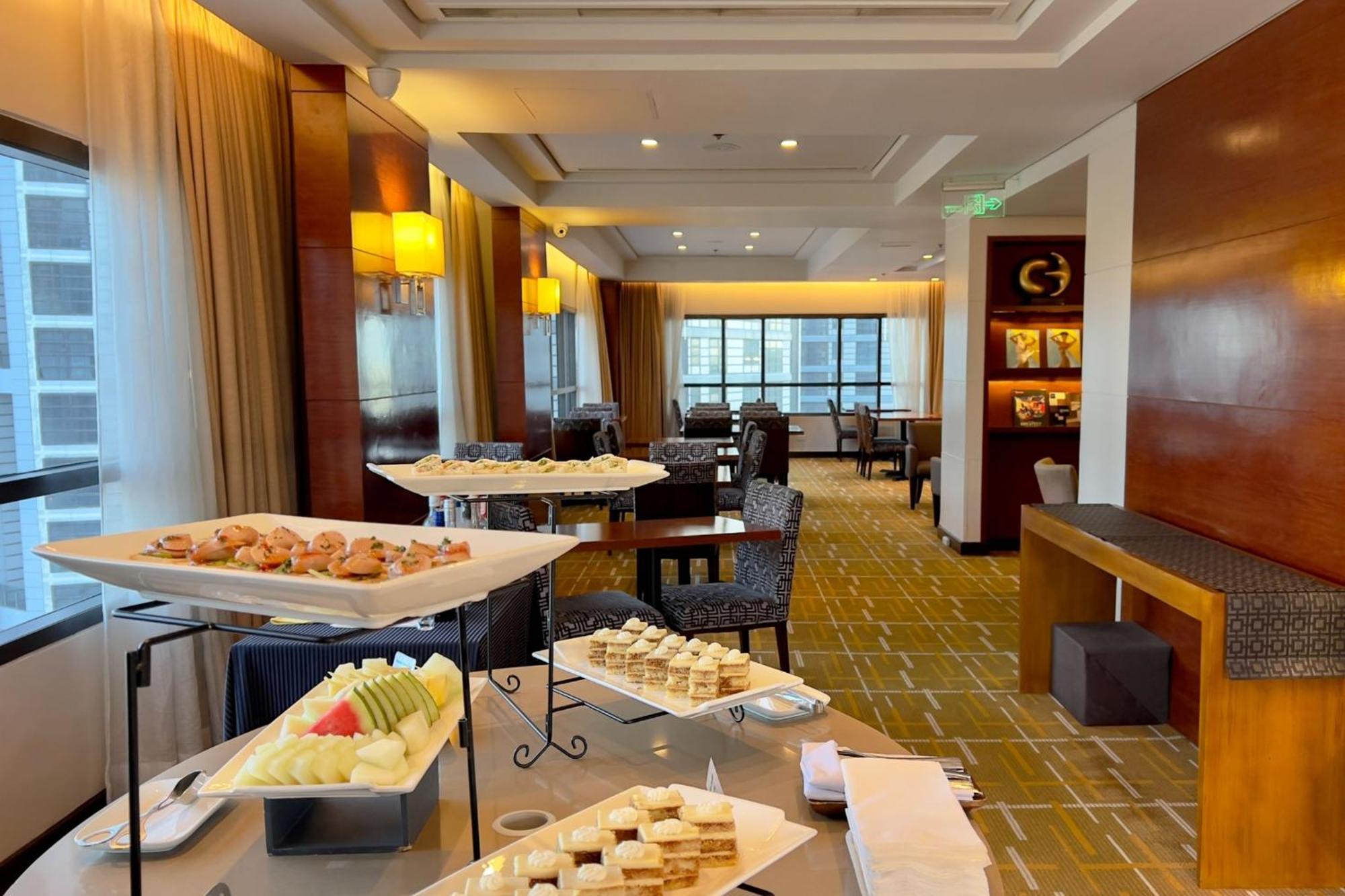 Holiday Inn & Suites Makati By Ihg Makati City Ngoại thất bức ảnh The lounge at the airport